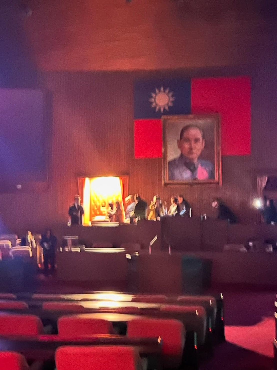 ▲▼綠委衝進議場。(圖/翻攝王義川Threads)