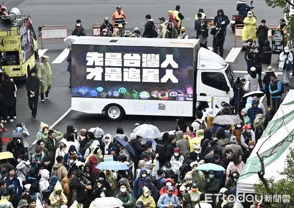 ▲▼ 立法院今(20)日審查《選罷法》、《憲法訴訟法》與《財政收支劃分法》三大爭議法案,群眾於立法院外濟南路集結,要求退回三大惡法,日前有追星族參與相關活動被國民黨譏為「瘋子」,追星人自行發起募款以「卡車抗議」的方式到濟南路現場參與活動。(圖/記者李毓康攝)