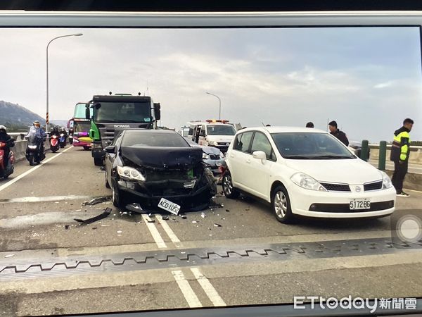 ▲▼砂石車凌晨行經台一線大甲段時,追撞4車造成6人受傷,回堵1個小時。(圖/民眾提供,下同)