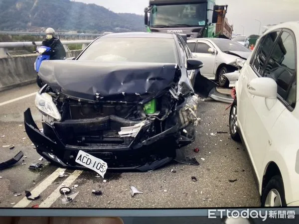 ▲▼砂石車凌晨行經台一線大甲段時,追撞4車造成6人受傷,回堵1個小時。(圖/民眾提供,下同)