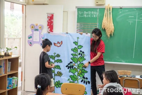 ▲▼台灣美濃青農林奕辰,利用高雄青創農企業孵育計畫的夢想資金,開發出台灣首款「番茄拼圖教具」。(圖/記者吳世龍翻攝)