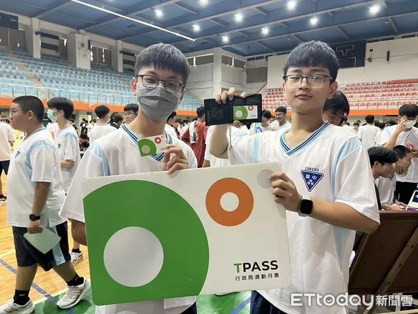 ▲▼MeNGo平台發行的南高屏TPASS月票推出以來,屢有民眾建議販售季票,終於在日前推出南高屏通勤季票服務!只要購買一次就可連續使用90天。(圖/記者吳世龍翻攝)