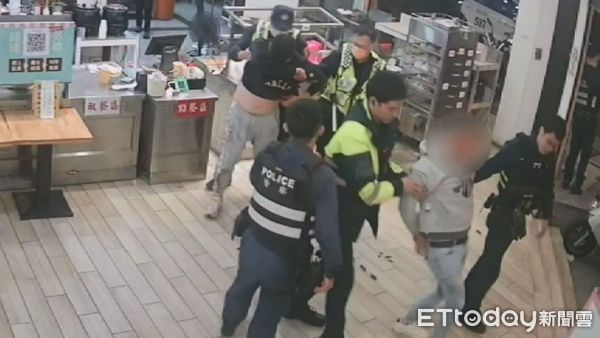 ▲台中2醉男持鍋蓋湯匙衝進櫃台毆打店員。(圖/記者鄧木卿翻攝,下同)