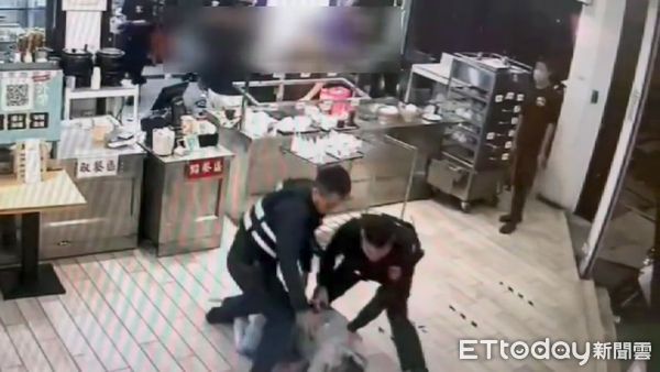 ▲台中2醉男持鍋蓋湯匙衝進櫃台毆打店員。(圖/記者鄧木卿翻攝,下同)