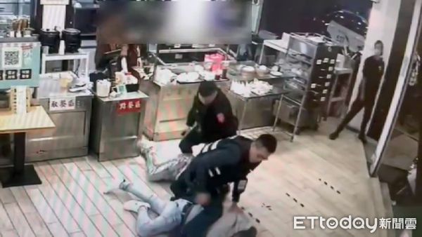 ▲台中2醉男持鍋蓋湯匙衝進櫃台毆打店員。(圖/記者鄧木卿翻攝,下同)