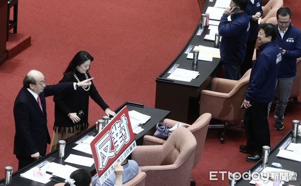 ▲▼ 柯建銘(左) 傅崐萁(右)隔空玩笑 表決 立法院院會。(圖/記者屠惠剛攝)