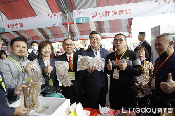 ▲▼吳小胖(右3)的鹹豬肉,在今年更生年貨大街上,獲得行政院長卓榮泰(中)推薦。(圖/臺灣更生保護會提供)