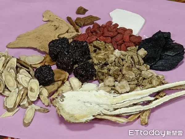▲▼冬令進補中藥材十全大補湯配方:當歸、川芎、白芍、熟地、黨蔘、茯苓、白朮、枸杞、黑棗、肉桂。(圖/記者湯興漢攝)