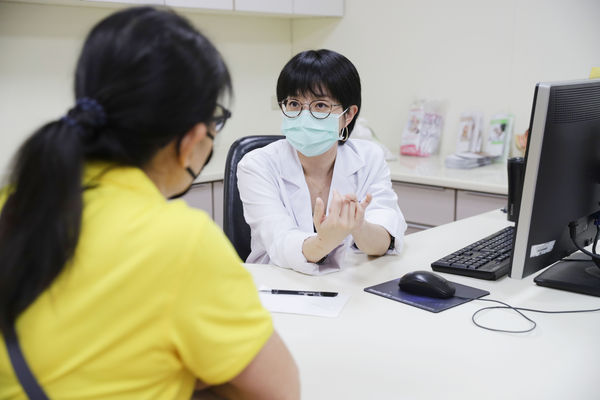 ▲▼羅東博愛醫院婦產科傅念慈醫師單孔腹腔鏡手術,為病患取出約10公分棒球大小卵巢囊腫。(圖/羅東博愛醫院提供,下同)