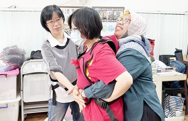 ▲長庚科大師生為在地移民工進行急救技巧培訓。(圖/長庚科大提供)