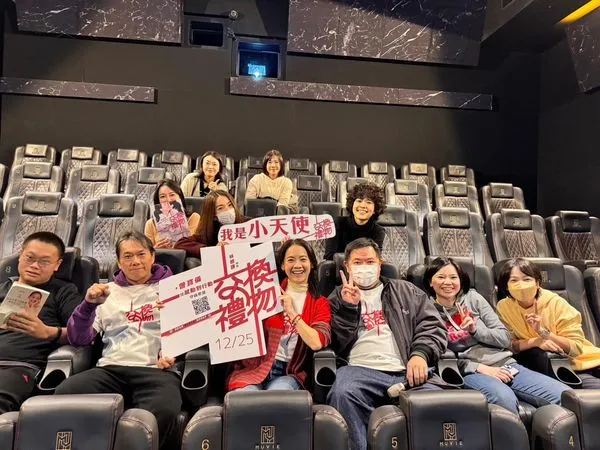 ▲Hebe無預警現身戲院支持曾寶儀的《交換禮物》。(圖/翻攝自Facebook/交換禮物)