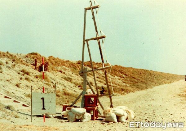 ▲▼台大火箭社學生在1972年,在彰化王功成功完成首次由學生執行的探空火箭試射。(圖/台大工學博物館提供)