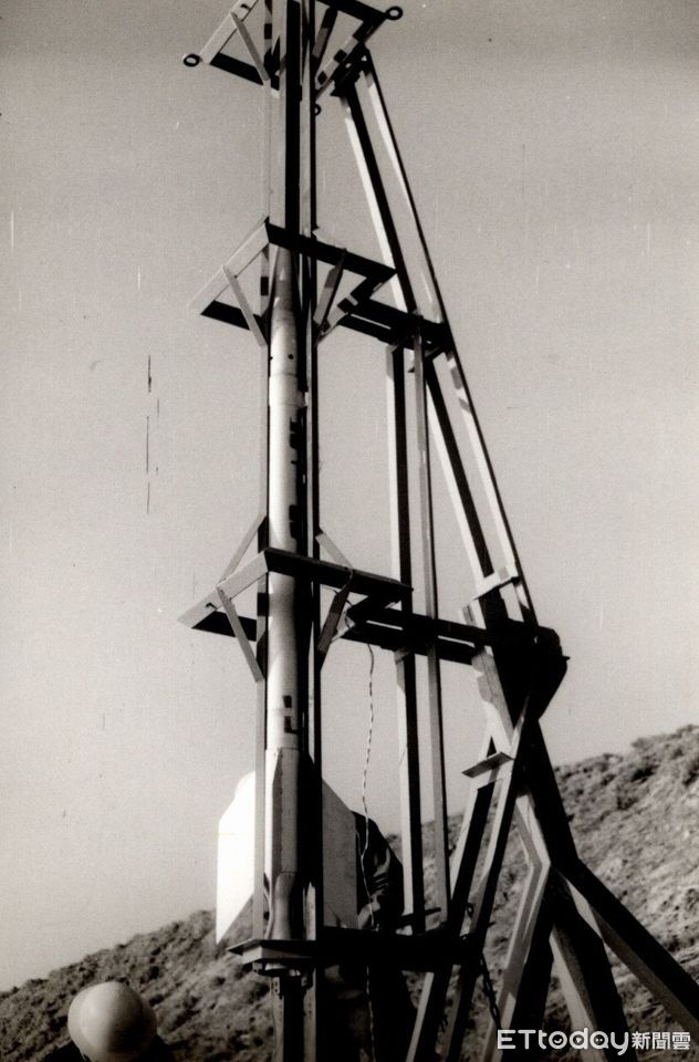 ▲▼台大火箭社學生在1972年,在彰化王功成功完成首次由學生執行的探空火箭試射。(圖/台大工學博物館提供)