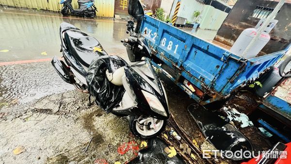 ▲鄭男趁夜色昏暗,偷取路邊機車代步。(圖/記者陸運陞翻攝)