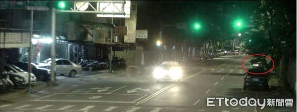 ▲鄭男趁夜色昏暗,偷取路邊機車代步。(圖/記者陸運陞翻攝)