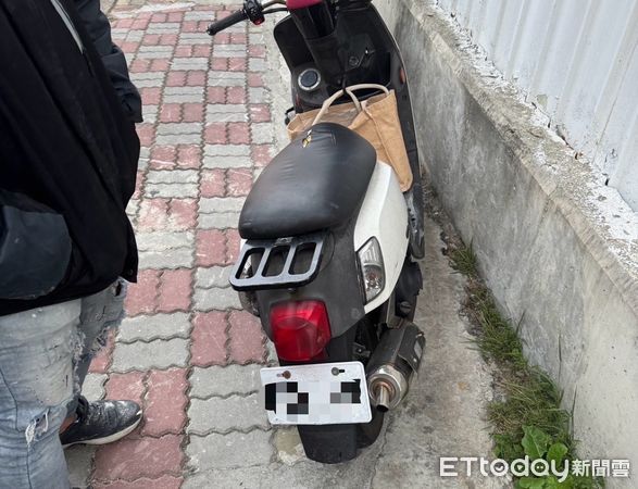 ▲▼新北男掛假車牌被警方查獲 。(圖/記者陳以昇翻攝)