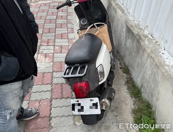 ▲▼新北男掛假車牌被警方查獲 。(圖/記者陳以昇翻攝)