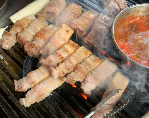 ▲連續6年被選入首爾米其林必比登推介的「金豬食堂」即將登台。(圖/取自金豬食堂IG:gold_pig1982)