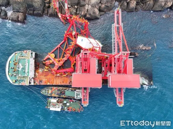 ▲鈺洲啟航完成抽油作業。(圖/航港局提供)