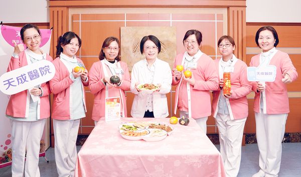 ▲楊梅天成醫院營養師團隊推薦健康年菜以「三少一多」為原則,為家人挑選製作健康年菜。(圖/天成醫院提供)