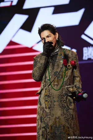 ▲向佐小時候因為爸爸身分而被排擠。(圖/翻攝自向佐微博)