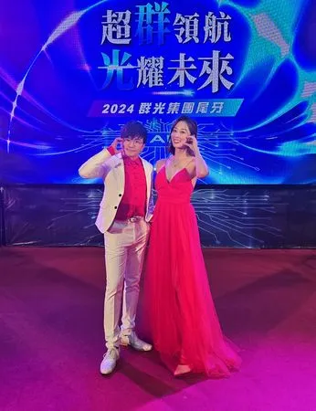 ▲▼夏語心主持尾牙紅色戰袍激辣。(圖/翻攝自臉書)