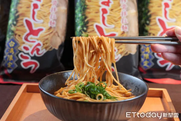 ▲一蘭豚骨拌拉麵與一蘭香辣濃味醬。(圖/記者黃士原攝)