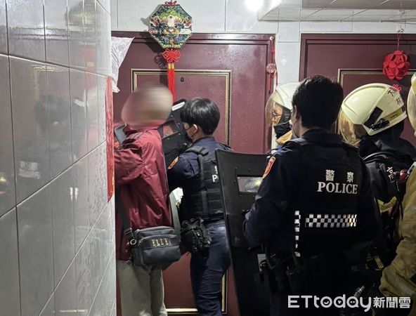 ▲▼高雄男反鎖屋內狂吼「試圖引爆瓦斯」,警消對峙3小時壓制送醫。(圖/記者賴文萱翻攝)