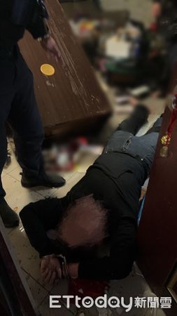 ▲▼高雄男反鎖屋內狂吼「試圖引爆瓦斯」,警消對峙3小時壓制送醫。(圖/記者賴文萱翻攝)