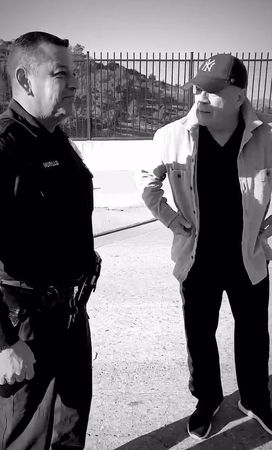 ▲布魯斯威利向警察致意。(圖/翻攝自布魯斯威利Instagram)