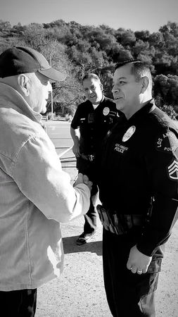 ▲布魯斯威利向警察致意。(圖/翻攝自布魯斯威利Instagram)