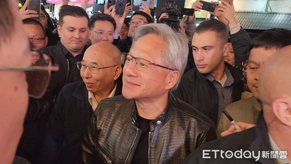 ▲黃仁勳逛逢甲夜市。(圖/記者游瓊華攝)