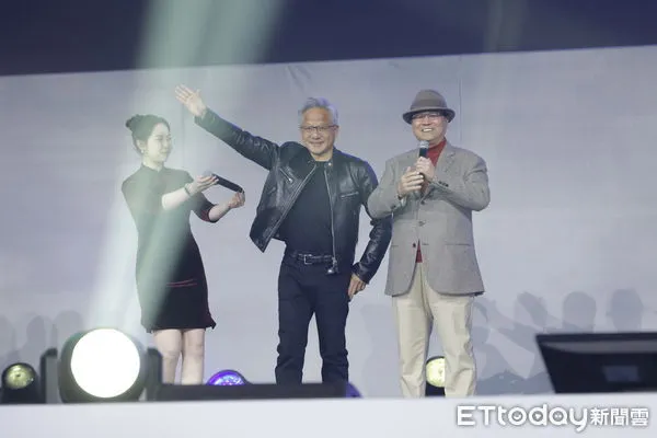 ▲輝達創辦人暨執行長黃仁勳(右2)現身緯創尾牙現場,表達對緯創資通董事長林憲銘(右1)的支持與感謝,隨後便趕赴輝達台灣尾牙現場。(圖/記者湯興漢攝)