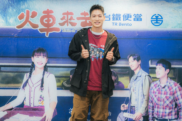 ▲《火車來去》限定款鐵路便當快閃活動 (左起)許孟哲、安心亞、李岳峰導演、張育綺。(圖/華視提供)