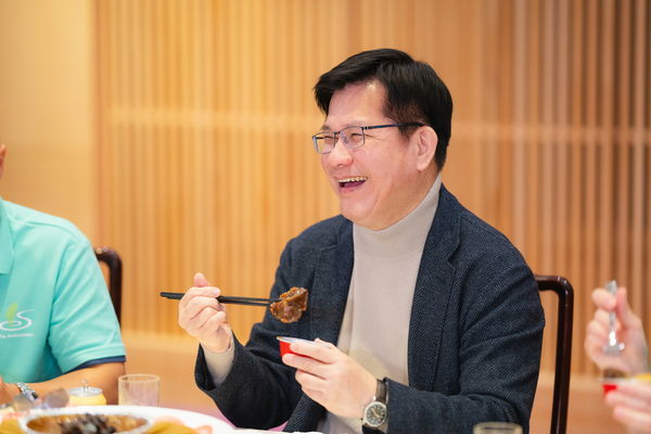 勿用▲農青大使將以產品入菜,準備一桌澎湃的年菜與外交部長林佳龍拜年。(圖/外交部提供)勿用