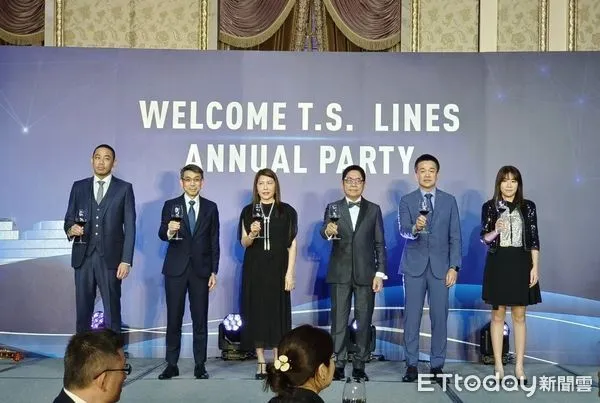 ▲左起德翔海運副總經理陳劭翔、資深副總經理黃仁傑、德翔船務董事長莊壯麗、德翔海運董事長陳德勝、總經理涂鴻麟、副總經歷陳依琦向來賓與員工祝酒。(圖/記者張佩芬攝)