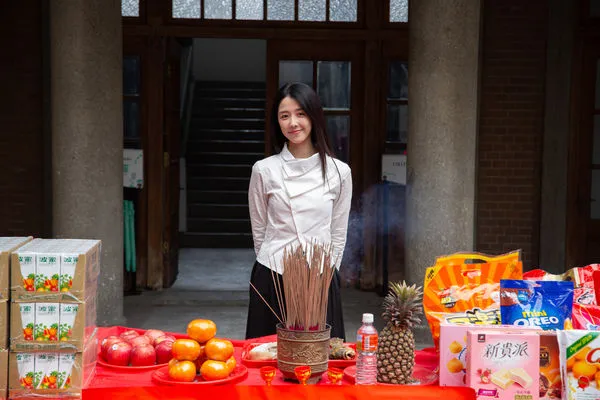 ▲顏廷儒(左起)、安俊朋、初孟軒、邵雨薇、陳昱廷、李雪、賴雅妍、亮哲出席電影《啵me之我的青春住了鬼》開鏡。(圖/風暴國際股份有限公司提供)