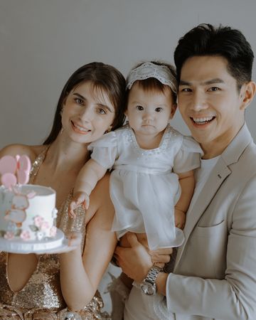 ▲▼祖雄佳娜攜女拍慶生全家福寫真。(圖/J2 Plus 婚紗攝影提供)
