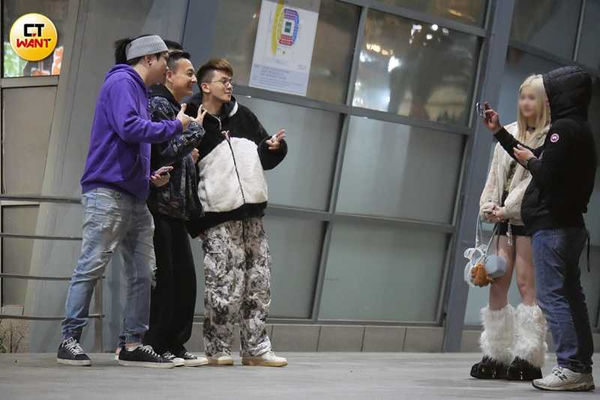 有粉絲要求合照時,女伴自動閃到一邊。(圖/本刊攝影組)