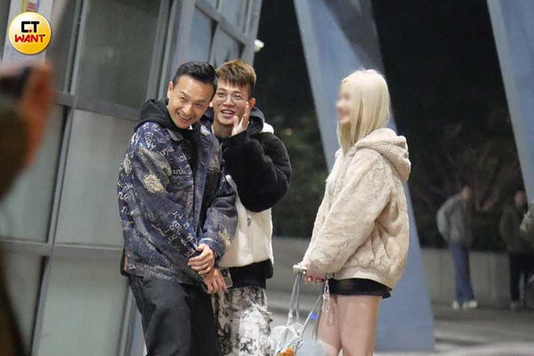 跟小鐘聊得欲罷不能的孫生,一度還冷落女伴,女伴在一旁乾笑。(圖/本刊攝影組)