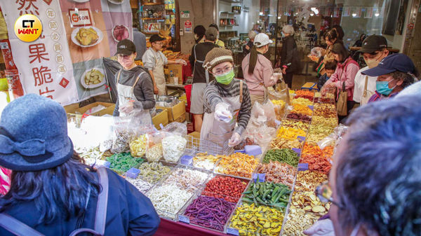 專家認為果乾禮盒頗具新意,但由於含有過多糖分,很容易增加身體負擔,建議品嘗要有所節制。(圖/趙文彬攝)