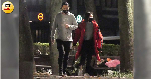 2022年本刊拍到李威與女伴離開公園準備上車。(圖/本刊攝影組)