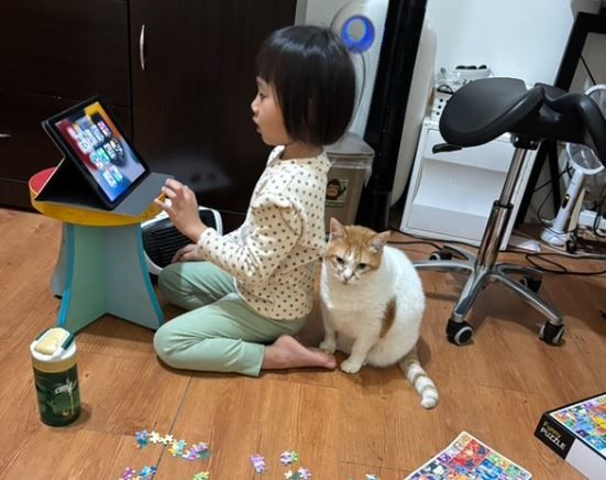 ▲貓發現暖爐不熱秒變「傻眼貓咪」 緊盯開關還轉頭瞪奴才。(圖/妞妞她姐提供,請勿隨意翻拍,以免侵權。)