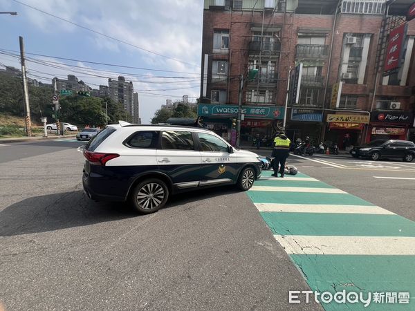 ▲▼ 基隆警車迴轉碰撞機車 。(圖/記者郭世賢翻攝)