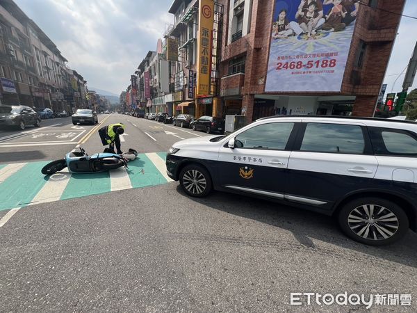 ▲▼ 基隆警車迴轉碰撞機車 。(圖/記者郭世賢翻攝)