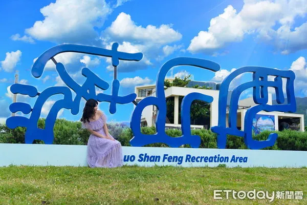 ▲車城海口港沙灘長出「奇幻蘑菇」,屏東落山風藝術季捧紅台灣新秀前進日本。(圖/記者陳弘修翻攝)