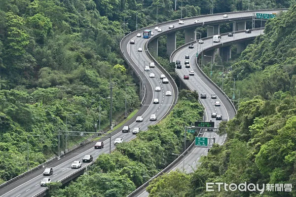 ▲▼出遊,車流量,交通,汽車,空氣污染,空汙,pm2.5,通勤,塞車,細懸浮微粒,移動污染源,高速公路,通行費,國5,國五,北返車潮,春節返鄉,國旅,高乘載管制。(圖/記者李毓康攝)