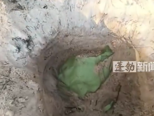▲▼男子將行李埋在三亞沙灘1年。(圖/翻攝自微博)