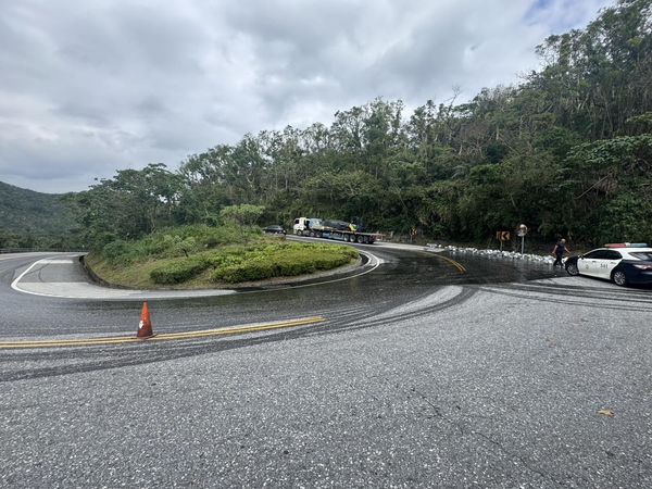 ▲▼ 台11線油桶掉滿地,路面布滿油漬 。(圖/翻攝自Facebook/宜花東災害通報)