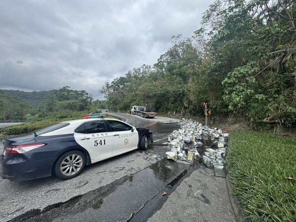 ▲▼ 台11線油桶掉滿地,路面布滿油漬 。(圖/翻攝自Facebook/宜花東災害通報)